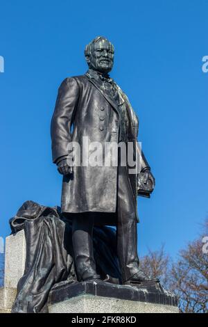 Primo piano della statua di Andrew Carnegie Pittencrieff Park a Dunfermline, Fife Scotland Foto Stock