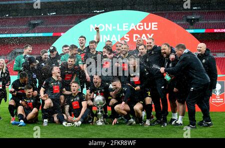 Londra, Inghilterra, 3 maggio 2021. I giocatori e il personale di Harrogate Town festeggiano dopo aver vinto la partita finale del Buildbase fa Trophy al Wembley Stadium di Londra. Il credito immagine dovrebbe essere: Paul Terry / Sportimage Credit: Sportimage/Alamy Live News Foto Stock