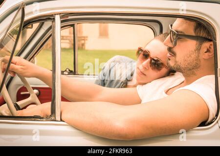 Coppia innamorata che riposa durante la luna di miele auto d'epoca Viaggio - Hipster stile di vita viaggiare in tutto il mondo con classico auto Foto Stock