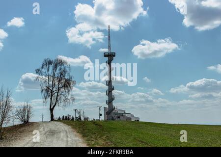 Torre di osservazione moderna sulla collina di Sibenik, vicino al villaggio di Novy Hradek, Eagle, Orlicke, Montagne, Repubblica Ceca.colonna della centrale eolica originale Foto Stock