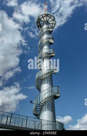 Torre di osservazione moderna sulla collina di Sibenik, vicino al villaggio di Novy Hradek, Eagle, Orlicke, Montagne, Repubblica Ceca.colonna della centrale eolica originale Foto Stock