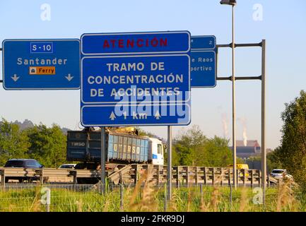 Santander Cantabria Spagna segnaletica autostradale in un punto nero sulla S-10 autovia che collega Santander a Bilbao Primavera mattina Foto Stock