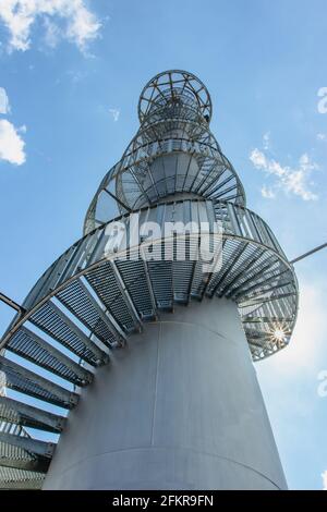 Torre di osservazione moderna sulla collina di Sibenik, vicino al villaggio di Novy Hradek, Eagle, Orlicke, Montagne, Repubblica Ceca.colonna della centrale eolica originale Foto Stock