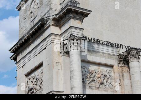 Primo piano dell'arco trionfale Siegestor a Monaco, Germania con cielo blu nuvoloso alle spalle Foto Stock