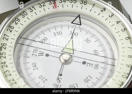 Primo piano di una bussola. Concetto di guida Foto Stock