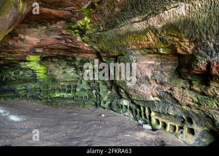 Grotta di Doo usata come dootot nel Medioevo, ci sono ancora scatole di piccione scavate nelle pareti della grotta Foto Stock