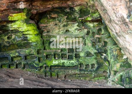 Grotta di Doo usata come dootot nel Medioevo, ci sono ancora scatole di piccione scavate nelle pareti della grotta Foto Stock