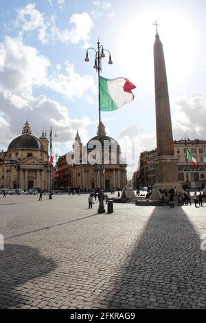 Piazza del Popolo a Roma. Chiese gemelle con Obelisco in plaza e gigantesco floag italiano Foto Stock