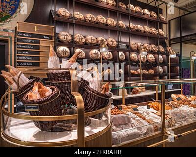 PRODOTTI DA FORNO HARRODS, PANE FRESCO DI LUSSO con marchio H su pani di pane Harrods Food Hall interno 'The Bakery', varietà di pane fatte a mano di lusso, con disponibilità di prodotti da forno freschi a tempo, Harrods Food Hall interno 'The Bakery' Harrods Food Hall Store Mall, Brompton Rd, Knightsbridge, London SW1X 7XL Foto Stock