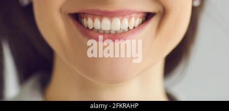 Primo piano del sorriso felice e bello della giovane donna con perfetto denti bianchi sani Foto Stock