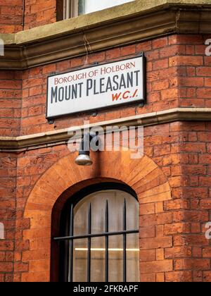 Moutn Pleasant WC1 London - cartello stradale vintage per Mount Pleasant Borough of Holborn W.C 1 nel centro di Londra. Indicazioni per London Street. Foto Stock