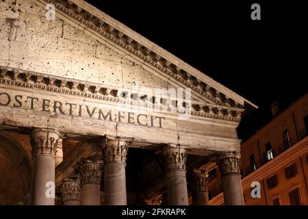 Angolo del Pantheon a Roma, Italia di notte Foto Stock