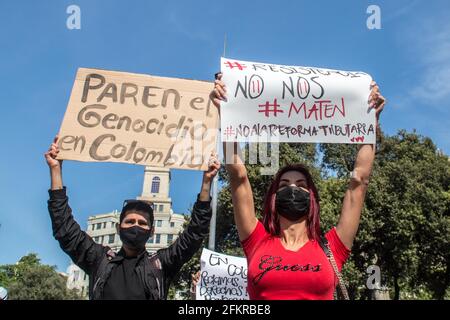 3 maggio 2021, Barcellona, Catalogna, Spagna: I manifestanti sono visti con bandiere che dicono, fermare il genocidio in Colombia e la resistenza non ci uccidono, no alla riforma fiscale.i colombiani che vivono a Barcellona hanno dimostrato a sostegno dello 'sciopero civico indefinito', Le manifestazioni che da giorni riempiono le città colombiane contro le politiche del presidente IvÃ¡n Duque MÃ¡rquez, Che comprende la riforma del lavoro, la riforma sanitaria, la riforma penale e chiedere giustizia per i quasi un migliaio di casi di abusi di polizia registrati durante le marce degli ultimi giorni. (Immagine di credito: © Thiago Foto Stock