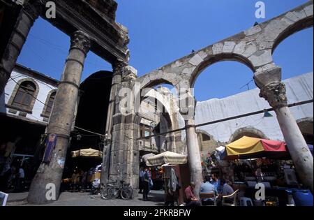 Rovine del Tempio Giove all'ingresso del suq di al-Hamidiyah, Damasco, Siria Foto Stock