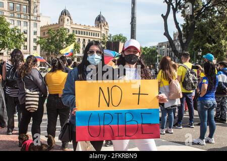 3 maggio 2021, Barcellona, Catalogna, Spagna: I manifestanti sono visti con una bandiera che dice, No mas Uribe (Alvaro Uribe, ex presidente della Colombia dello stesso partito dell'attuale IvÃ¡n Duque Marquez).i colombiani che vivono a Barcellona hanno dimostrato a sostegno dello 'sciopero civico indefinito', Le manifestazioni che da giorni riempiono le città colombiane contro le politiche del presidente, Ivan Duque Marquez, che comprende la riforma laburista, la riforma sanitaria, la riforma penale e chiedono giustizia per i quasi mille casi di abusi di polizia registrati durante le marce dell'ultimo Foto Stock