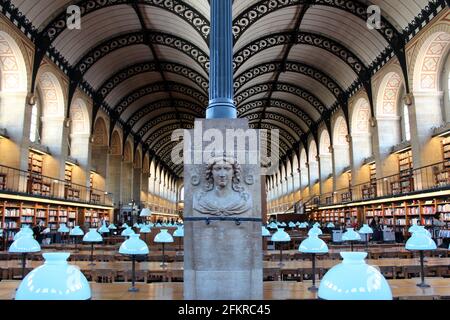 Interno di una biblioteca storica con soffitto alto con lampade blu e banchi di lettura. Biblioteca Sainte-Geneviève, Bibliothèque Sainte-Geneviève a Parigi, Francia Foto Stock