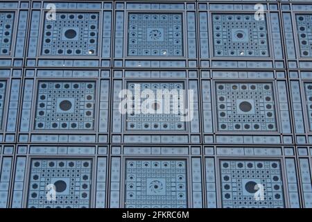 Facciata esterna dell'Arab World Institute di Parigi, Francia. Parete in vetro mobile, aperture fotosensibili controllate dal motore Foto Stock