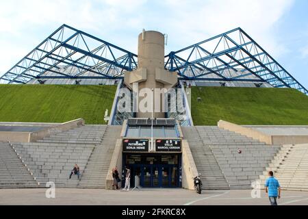 Palazzo Omnisports a Parigi, Francia. Edificio rettangolare con erba sulle pareti inclinate. Accorhotels Arena Foto Stock