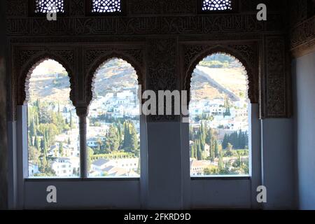 Vista di Granada da portali ad arco scolpiti in pietra, moresco, architettura islamica Dettagli all'Alhambra di Granada, Spagna Foto Stock