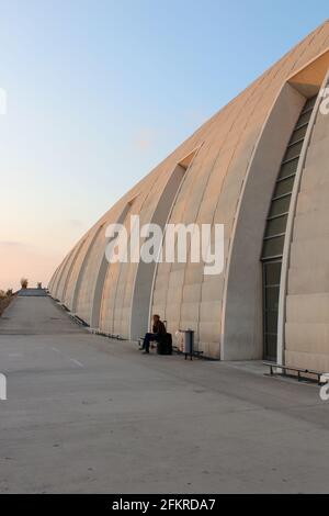 Moderna stazione ferroviaria bianca. Stazione ferroviaria TGV di Avignone, Francia Foto Stock