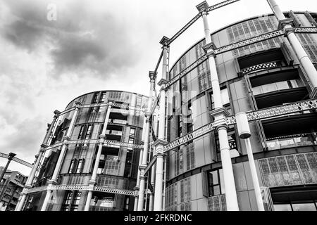 Porta gas con cielo coperto Foto Stock