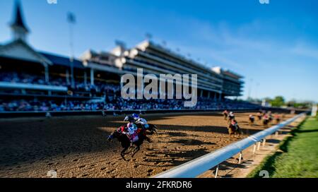 Louisville, Kentucky, Stati Uniti. 4 Feb 2017. 1 maggio 2021 : Medina Spirit, addestrato dal formatore Bob Baffert, con il fantino John Velazquez up, vince la 147° corsa del Kentucky Derby a Churchill Downs il 1° maggio 2021 a Louisville, Kentucky. /Scott Serio/Eclipse Sportswire/CSM/Alamy Live News Foto Stock