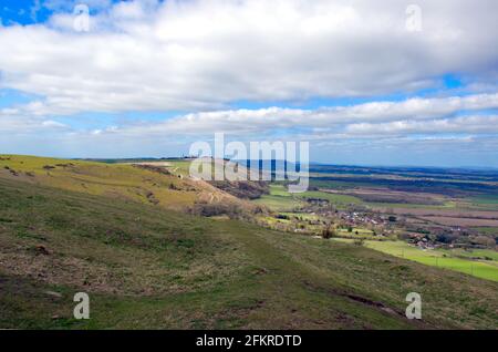 Una vista lungo la scarpata Nord con Fulking sotto visto da Devils Dyke in Sussex, Inghilterra, Regno Unito. Foto Stock