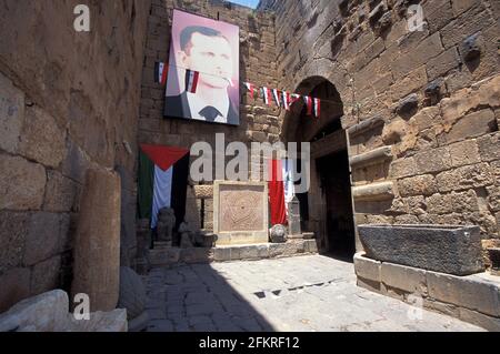 Ritratto di Bashar al-Assad in teatro a Bosra, Siria Foto Stock