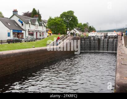 L'acqua scorre sopra le porte di chiusura sul canale di Caledonian. Fort Augustus. Scozia, Regno Unito. Foto Stock