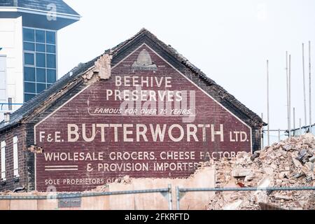 La storica Beehive conserva la pubblicità su edifici in mattoni abbandonati con macerie da demolizione Foto Stock
