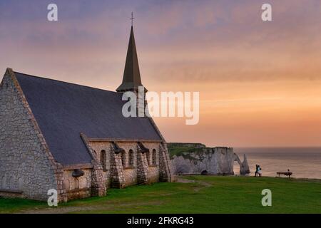 Etretat: Vista della piccola cappella marinaio Notre Dame de la Garde al Falaise d Amont. Nella parte posteriore il Falaise d Aval con la Porte d Aval Foto Stock