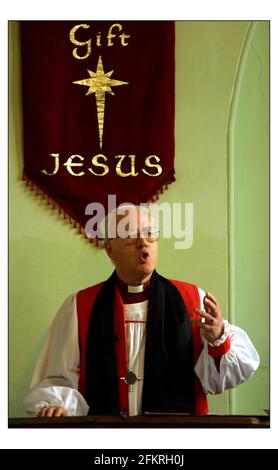 Il Dr. George Carey, Arcivescovo di Canterbury, prese il suo ultimo servizio come arcivescovo alla Chiesa Parrocchiale di Dagenham, vicino alla quale passò i suoi primi anni.pic David Sandison 27/10/2002 Foto Stock