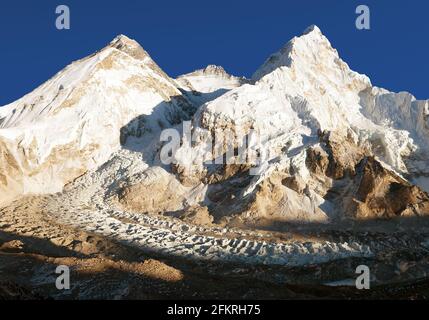 Vista panoramica del Monte Everest, Lhotse e Nuptse dal campo base di Pumo Ri - strada per il campo base del Monte Everest, la valle di Khumbu, il parco nazionale di Sagarmatha, N. Foto Stock