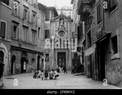 AJAXNETPHOTO. c.1908 -14. ROMA, ITALIA. - ALBUM DEL GRAND TOUR; SCANSIONI DA NEGATIVI ORIGINALI DEL VETRO IMPERIALE - CHIESA DI SANTA BARBARA; BAMBINI CHE GIOCANO NEL CORTILE. FOTOGRAFO: SCONOSCIUTO. FONTE: AJAX VINTAGE PICTURE LIBRARY COLLECTION.CREDIT: AJAX VINTAGE PICTURE LIBRARY. RIF; 1900 09 Foto Stock