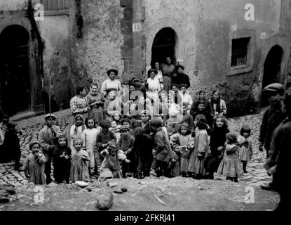 AJAXNETPHOTO. c.1908 -14. ROMA, ITALIA. - ALBUM DEL GRAND TOUR; SCANSIONI DA NEGATIVI ORIGINALI DEL VETRO IMPERIALE - UN GRUPPO DI BAMBINI E DONNE POSA PER LA MACCHINA FOTOGRAFICA. FOTOGRAFO: SCONOSCIUTO. FONTE: AJAX VINTAGE PICTURE LIBRARY COLLECTION.CREDIT: AJAX VINTAGE PICTURE LIBRARY. REF;1900 2 13 Foto Stock