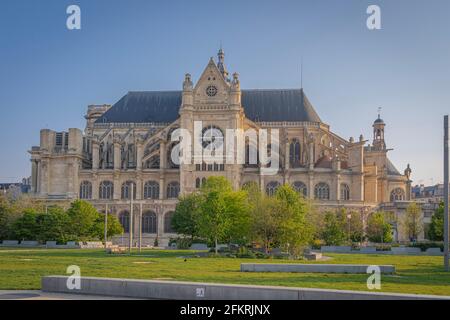 Parigi, Francia - 05 02 2021: Veduta della Chiesa di Saint-Eustache dal Giardino di Nelson Mandela all'alba Foto Stock