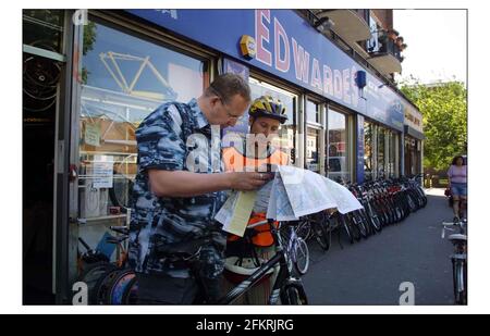 Cole Morton con istruttore di ciclo Steve Wagland (controllare l'ortografia) Fai un giro nel negozio di biciclette di Edwardes in Camberwell Road attraverso Elephant & Castle sul ponte di Waterloo in Soho.Pic David Sandison 13/6/2003 Foto Stock