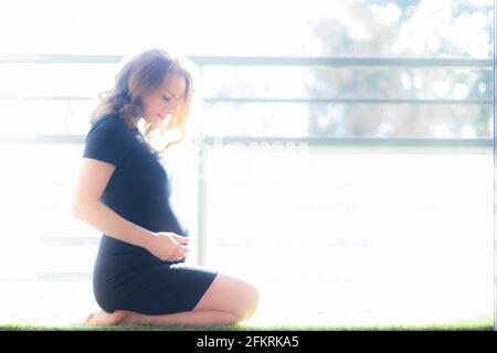 Donna bianca l'ultimo mese di gravidanza Foto Stock