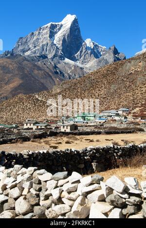 Lodge o hotel nel villaggio di Dingboche e Himalaya - modo Monte Everest campo base - Khumbu valle - Nepal Foto Stock