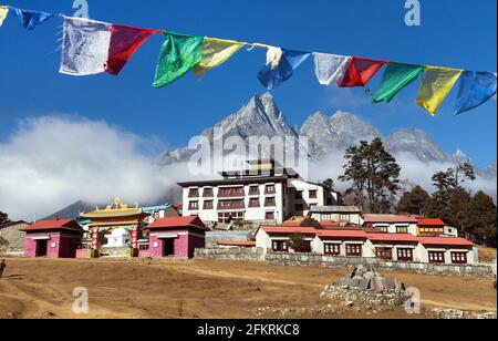 Monastero di Tengboche con bandiere di preghiera, il miglior monastero nella valle di Khumbu, trekking al campo base Everest, parco nazionale Sagarmatha, Nepal Monte himalaya Foto Stock