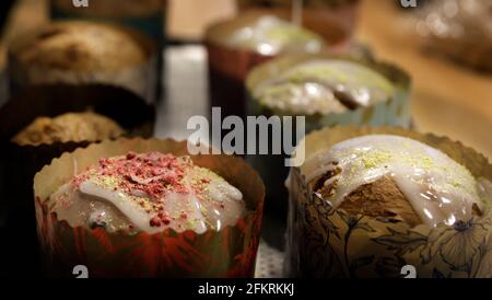 cupcake appena sfornato con zucchero a velo in una cottura di carta piatto Foto Stock