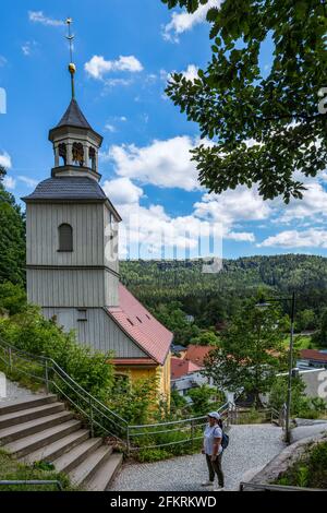 Salita alla chiesa di montagna di Oybin Foto Stock