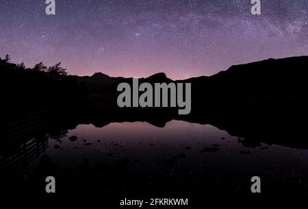 Una vista panoramica del cielo notturno su Blea Tarn Nel Distretto dei Laghi Inglese Foto Stock