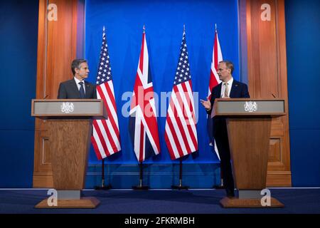 Londra, Regno Unito. 03 maggio 2021. Il Segretario di Stato britannico Dominic Raab (R) e il Segretario di Stato americano Antony Blinken partecipano a una conferenza stampa in vista della riunione del Gruppo dei sette ministri degli Esteri e dello sviluppo (G7) a Londra, in Gran Bretagna, il 3 maggio 2021. Lunedì il Segretario degli Esteri britannico, Dominic Raab, ha incontrato il Segretario di Stato americano Antony Blinken per discutere gli sforzi volti a migliorare la costruzione del COVID-19 e un possibile accordo di libero scambio tra i due paesi. (Simon Dawsond/No 10 Downing Street/Handout via Xinhua) Credit: Xinhua/Alamy Live News Foto Stock