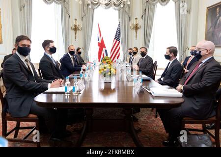 Londra, Regno Unito. 03 maggio 2021. Il Segretario degli Esteri britannico Dominic Raab (3° L) incontra il Segretario di Stato americano Antony Blinken (4° R) in vista dell'incontro del Gruppo dei sette (G7) ministri degli Esteri e dello sviluppo a Londra, Gran Bretagna, il 3 maggio 2021. Lunedì il Segretario degli Esteri britannico, Dominic Raab, ha incontrato il Segretario di Stato americano Antony Blinken per discutere gli sforzi volti a migliorare la costruzione del COVID-19 e un possibile accordo di libero scambio tra i due paesi. (Tim Hammond/No 10 Downing Street/Handout via Xinhua) Credit: Xinhua/Alamy Live News Foto Stock