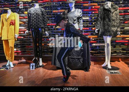 Un ragazzo vestito da balli Michael Jackson durante una mostra Anteprima stampa di 'iconici tesori dalla leggendaria Carriera & Vita di Janet Jackson' a t Foto Stock