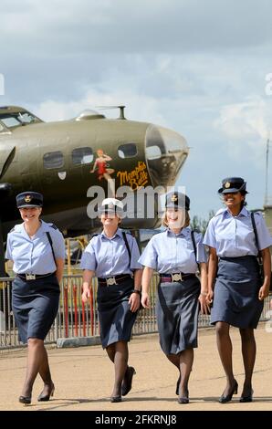 Carriere femminili nelle forze armate. Donne di vari mestieri e occupazioni all'interno della Royal Air Force che promuove la carriera militare. Passando Sally B Foto Stock