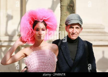 Londra, Regno Unito. 01 maggio 2021. Designer Pierre Garroudi e modella alla sfilata di moda in flash mob a Leicester Square. Credito: Waldemar Sikora Foto Stock