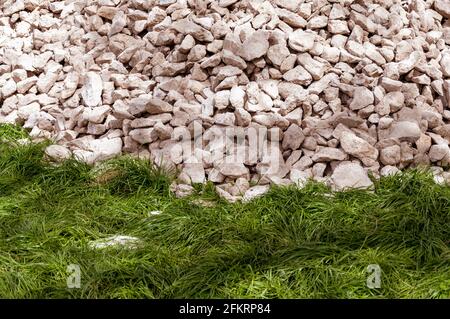 Tumulo di pietre sulla tomba. Tumulo di tomba fatto di pietre, concetto di architettura antica, turismo, viaggio, fortezza Foto Stock