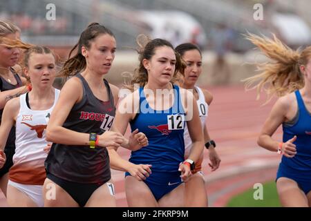 Austin, Texas, Stati Uniti. 01 Maggio 2021: Atleta di Elite College mia Olsen (12) di SMU che gareggia nei 5000 metri delle donne al Texas Invitational al Mike A. Myers Stadium dell'Università del Texas ad Austin. Credit: Bob Daemmrich/Alamy Live News Foto Stock